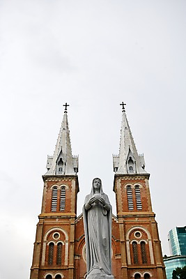 포토 JPG 주간 해외풍경 해외 건축물 아시아 종교 조각 풍경 사람없음 야외 건물 조각상 성당 동남아시아 천주교 베트남 마리아 조각_조소 국내포토 자연요소 건축 나라 종교건축 조형물 조소 파일형식