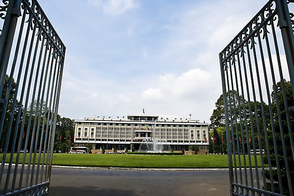 포토 JPG 주간 나무 식물 해외풍경 해외 건축물 건축 아시아 풍경 잔디 사람없음 야외 문 동남아시아 깃발 국기 분수 대문 베트남 철문 분수_분수대 국내포토 자연요소 나라 분수대 파일형식