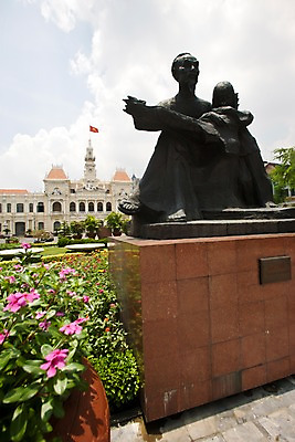 포토 JPG 주간 나무 식물 해외풍경 해외 건축물 건축 꽃 아시아 조각 사람 풍경 사람없음 야외 건물 동상 조각상 동남아시아 피규어 깃발 풀 국기 베트남 조각_조소 국내포토 자연요소 나라 조형물 미니어처 기념물 조소 파일형식