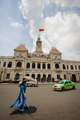 포토 JPG 주간 전신 구름 해외풍경 해외 건축물 여자 건축 아시아 도로 길 교통수단 우산 자동차 하늘 서기 들기 사람 풍경 성인 야외 두명 건물 동남아시아 깃발 국기 베트남 여자만 성인여자만 성인만 국내포토 자연요소 나라 육상교통 교통 교통시설 모션 파일형식
