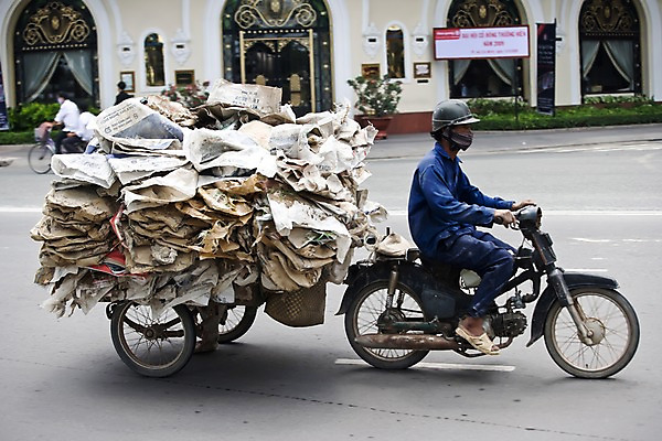포토 JPG 주간 전신 모자 해외풍경 해외 건축물 남자 아시아 교통수단 교통 한명 사람 앉기 풍경 성인 야외 건물 동남아시아 오토바이 짐 헬멧 베트남 남자만 남자한명만 성인남자만 성인만 국내포토 자연요소 1 잡화 건축 나라 모션 바이크 보호장비 파일형식