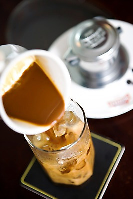 포토 JPG 식기 접시 커피 음료 음식 백그라운드 잔 사람없음 아웃포커스 컵 얼음 아이스커피 국내포토 자연요소 촬영기법 파일형식