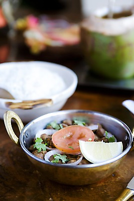 포토 JPG 그릇 식기 접시 음식 백그라운드 토마토 채소 탁자 양파 육류 요리 근접촬영 사람없음 아웃포커스 냄비 퓨전요리 국내포토 뷰포인트 가구 식재료 촬영기법 솥 파일형식