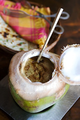 포토 JPG 전통 해외 아시아 문화 빵 탁자 실내 집게 요리 사람없음 아웃포커스 바구니 식당 숟가락 전통음식 난 코코넛 카레 싱가폴 인도식 국내포토 나라 음식 가구 과일 촬영기법 수저 내부 상점 파일형식