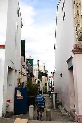 포토 JPG 주간 외국인 해외풍경 해외 외관 남자 아시아 하늘 거리 주택 거리풍경 외벽 한명 풍경 성인 야외 건물 뒷모습 도시풍경 마을 도시 골목길 싱가폴 남자만 남자한명만 성인남자만 성인만 국내포토 자연요소 1 건축물 나라 길 벽 뷰포인트 사람 인종 파일형식