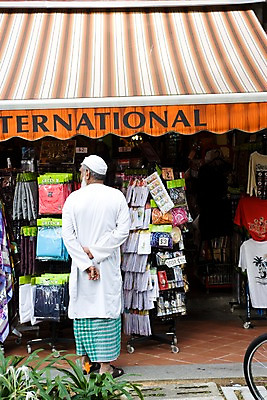 포토 JPG 주간 외국인 해외풍경 해외 할아버지 노년 아시아 거리 거리풍경 한명 풍경 야외 뒷모습 쇼핑 상점 전시 시장 상품 전통의상 기념품 싱가폴 남자만 남자한명만 성인남자만 성인한명만 성인남자한명만 노인만 성인만 노인남자만 노인남자한명만 국내포토 자연요소 1 전통 남자 나라 뷰포인트 사람 인종 성인 오브젝트 파일형식