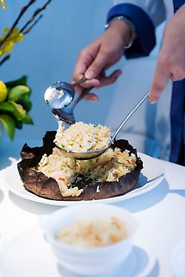 포토 JPG 해외 그릇 접시 손 아시아 음식 탁자 밥 실내 요리 아웃포커스 신체부위 식당 레스토랑 숟가락 해산물 연잎 국자 담기 볶음밥 싱가폴 차이나타운 국내포토 식기 나라 가구 잎 모션 주방용품 촬영기법 수저 사람 내부 관광지 상점 파일형식