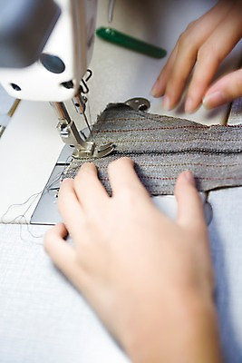 포토 JPG 학생 해외 손 디자인 교육 패션 산업 아시아 학교 탁자 실내 아웃포커스 신체부위 기계 작업장 바느질 디자이너 재봉틀 실습 싱가폴 작업자 국내포토 직업 나라 가구 촬영기법 사람 내부 파일형식