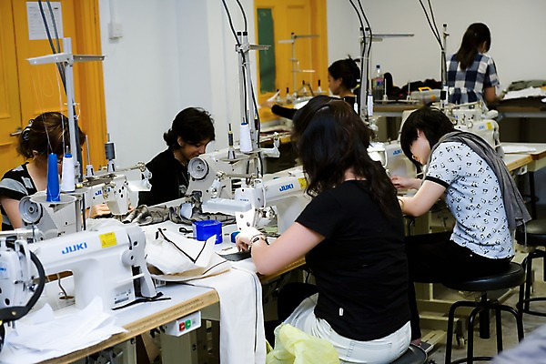 포토 JPG 외국인 학생 해외 디자인 여자 교육 패션 산업 아시아 의자 학교 탁자 실내 앉기 여러명 성인 기계 작업장 바느질 디자이너 재봉틀 실습 싱가폴 작업자 여자만 성인여자만 성인만 국내포토 직업 나라 가구 다수 모션 사람 인종 내부 파일형식