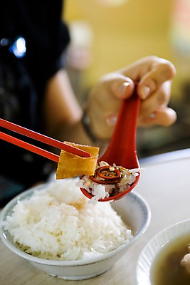 포토 JPG 해외 그릇 손 아시아 음식 젓가락 탁자 밥 반찬 실내 아웃포커스 신체부위 식당 레스토랑 숟가락 국물 싱가폴 국내포토 식기 나라 가구 촬영기법 수저 사람 내부 상점 파일형식