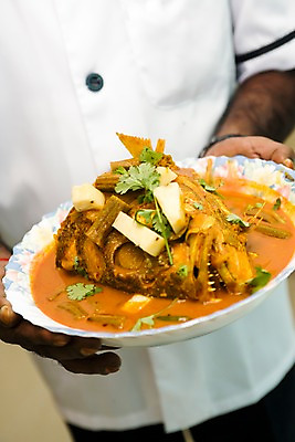 포토 JPG 해외 그릇 접시 남자 아시아 음식 실내 어류 요리 한명 들기 사람 성인 아웃포커스 식당 레스토랑 요리사 해물요리 싱가폴 인도식 남자만 남자한명만 성인남자만 성인만 국내포토 직업 1 식기 나라 모션 촬영기법 내부 상점 수중동물 해산물 파일형식