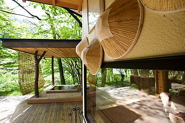 포토 JPG 주간 나무 해외풍경 해외 아시아 문화 일본문화 자연 풍경 사람없음 야외 일본 온천 목욕탕 커튼 숲속 숲 가림막 노천 노천온천 노천탕 아키타 온천수 국내포토 자연요소 식물 동양문화 나라 외국문화 스파 생태계 파일형식