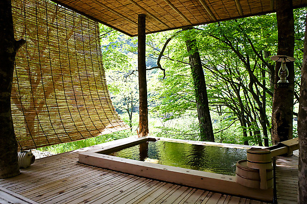 포토 JPG 주간 나무 해외풍경 해외 아시아 문화 일본문화 자연 풍경 사람없음 야외 물 일본 온천 목욕탕 커튼 숲속 숲 바가지 가림막 노천 노천온천 노천탕 아키타 온수 온천수 국내포토 자연요소 식물 동양문화 나라 외국문화 스파 생태계 파일형식