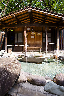 포토 JPG 주간 나무 해외풍경 해외 아시아 문화 일본문화 풍경 사람없음 야외 건물 물 인테리어 일본 온천 목욕탕 돌_바위 바위 노천 노천온천 아키타 온수 온천수 국내포토 자연요소 식물 동양문화 건축물 디자인 나라 외국문화 스파 파일형식