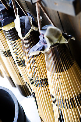 포토 JPG 해외 아시아 백그라운드 우산 실내 사람없음 아웃포커스 상점 일본 여러개 전시 상품 대나무 공예품 걸림 수공예품 아키타 접이식 국내포토 나무 나라 다수 모션 촬영기법 내부 공예 파일형식