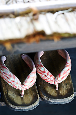 포토 JPG 주간 전통 해외 아시아 문화 생활용품 백그라운드 신발 일본문화 사람없음 야외 아웃포커스 일본 쪼리 한켤레 나막신 게다 신발장 아키타 국내포토 자연요소 1 동양문화 나라 외국문화 촬영기법 샌들 오브젝트 일본전통 파일형식