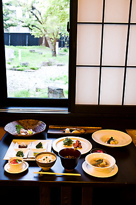 포토 JPG 주간 해외풍경 해외 그릇 접시 아시아 문화 음식 거실 젓가락 창문 주택 실내 요리 풍경 사람없음 야외 인테리어 정원 일본 준비 아키타 일본음식 국내포토 자연요소 식기 디자인 나라 수저 내부 건물 파일형식