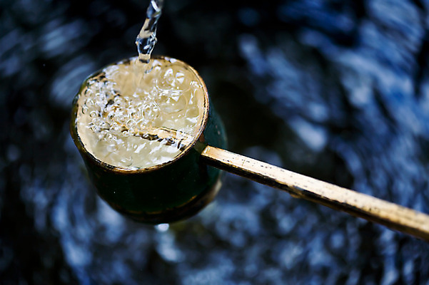 포토 JPG 주간 해외풍경 해외 아시아 백그라운드 일본문화 풍경 사람없음 야외 아웃포커스 물 일본 흐름 떨어짐 샘물 바가지 대나무컵 아키타 국내포토 자연요소 동양문화 나라 외국문화 컨셉 촬영기법 파일형식