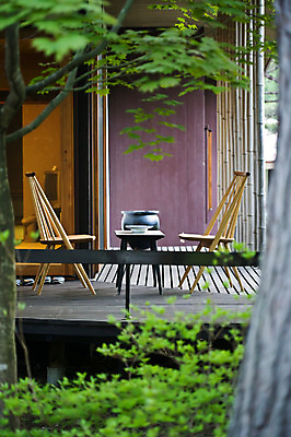 포토 JPG 주간 나무 해외풍경 해외 아시아 의자 탁자 슬리퍼 풍경 사람없음 야외 인테리어 정원 일본 온천 숙박업 대나무 아키타 국내포토 자연요소 식물 디자인 나라 산업 가구 신발 스파 파일형식