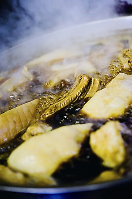 포토 JPG 해외 아시아 식재료 실내 돼지고기 요리 사람없음 일본 라멘 라면 연기 냄비 간장 국물 육수 가열 쇼유라멘 국내포토 나라 음식 육류 내부 면류 양념 솥 일본음식 파일형식