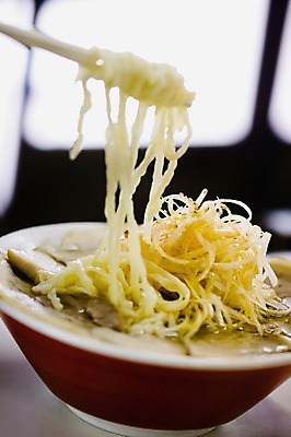 포토 JPG 그릇 식기 접시 음식 백그라운드 젓가락 요리 근접촬영 사람없음 아웃포커스 라멘 라면 면류 면 국내포토 뷰포인트 촬영기법 수저 일본음식 파일형식