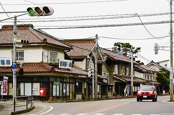 포토 JPG 주간 해외풍경 해외 아시아 도로 고건축 자동차 거리 거리풍경 사람 풍경 야외 건물 관광지 상점 일본 보행자 신호등 후쿠시마 국내포토 자연요소 건축물 나라 길 육상교통 여행 교통시설 파일형식