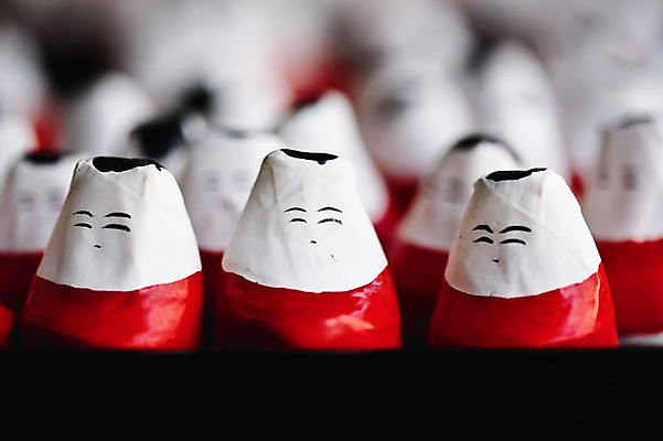 포토 JPG 해외 아시아 인형 백그라운드 실내 사람없음 아웃포커스 상점 일본 여러개 전시 상품 전통인형 후쿠시마 국내포토 나라 다수 촬영기법 내부 파일형식