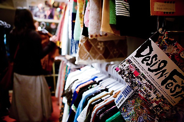 포토 JPG 해외 옷 여자 아시아 생활용품 실내 종류 한명 성인 뒷모습 아웃포커스 판매 상점 일본 전시 다양 옷걸이 고객 가격표 걸림 여자만 여자한명만 성인여자만 성인만 국내포토 1 나라 뷰포인트 다수 모션 촬영기법 사람 내부 오브젝트 파일형식