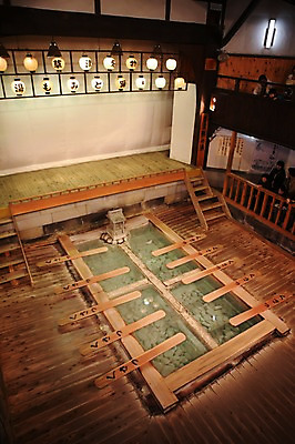 포토 JPG 전통 해외 아시아 전통문화 문화 예술 조명 실내 여러명 성인 하이앵글 일본 군중 전통의상 전통공연 공연장 군마 네츠노유 온천수 쿠사츠 이바라키 성인만 국내포토 나라 뷰포인트 다수 사람 내부 공연 극장 파일형식