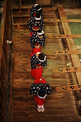 포토 JPG 전통 해외 여자 아시아 전통문화 문화 예술 실내 여러명 성인 하이앵글 일본 공연 전통의상 전통공연 일본인 공연장 군마 네츠노유 온천수 쿠사츠 이바라키 여자만 성인여자만 성인만 국내포토 외국인 나라 뷰포인트 다수 사람 동양인 이벤트 내부 극장 파일형식