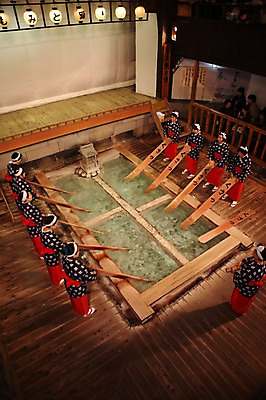 포토 JPG 전통 해외 여자 아시아 전통문화 문화 예술 조명 실내 여러명 성인 하이앵글 일본 공연 전통의상 전통공연 일본인 공연장 군마 네츠노유 온천수 쿠사츠 이바라키 여자만 성인여자만 성인만 국내포토 외국인 나라 뷰포인트 다수 사람 동양인 이벤트 내부 극장 파일형식