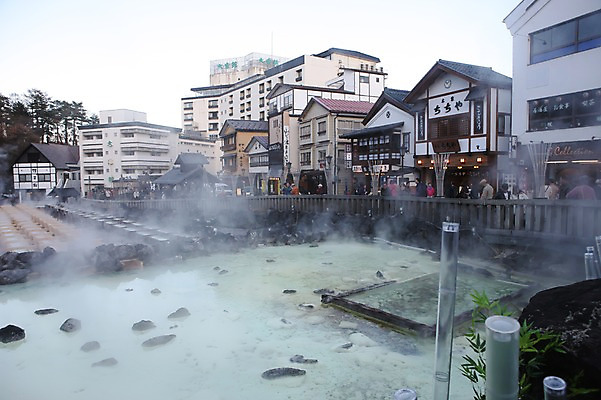 포토 JPG 주간 해외풍경 해외 시설물 건축물 아시아 호텔 숙소 리조트 사람 풍경 여러명 성인 야외 건물 일본 온천 돌_바위 연기 일본인 군마 온천수 쿠사츠 이바라키 성인만 국내포토 자연요소 외국인 건축 나라 다수 동양인 스파 파일형식