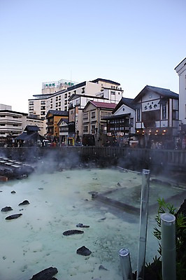 포토 JPG 주간 해외풍경 해외 시설물 건축물 아시아 호텔 숙소 리조트 사람 풍경 여러명 성인 야외 건물 일본 온천 돌_바위 연기 일본인 군마 온천수 쿠사츠 이바라키 성인만 국내포토 자연요소 외국인 건축 나라 다수 동양인 스파 파일형식