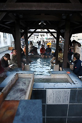 포토 JPG 주간 해외풍경 해외 시설물 아시아 문화 일본문화 호텔 숙소 리조트 사람 풍경 여러명 성인 야외 일본 온천 다리 연기 일본인 군마 족욕 온천수 쿠사츠 이바라키 성인만 국내포토 자연요소 외국인 동양문화 건축물 나라 외국문화 다수 동양인 신체부위 스파 파일형식