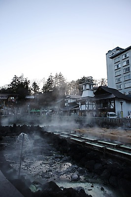 포토 JPG 주간 해외풍경 해외 시설물 건축물 아시아 호텔 숙소 리조트 사람 풍경 여러명 성인 야외 건물 일본 온천 돌_바위 연기 일본인 군마 온천수 쿠사츠 가교 이바라키 성인만 국내포토 자연요소 외국인 건축 나라 다수 동양인 스파 파일형식