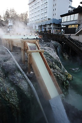 포토 JPG 주간 해외풍경 해외 시설물 건축물 아시아 호텔 숙소 리조트 사람 풍경 여러명 성인 야외 건물 물 계단 일본 온천 흐름 돌_바위 바위 연기 일본인 군마 온천수 쿠사츠 이바라키 성인만 국내포토 자연요소 외국인 건축 나라 다수 컨셉 동양인 스파 파일형식
