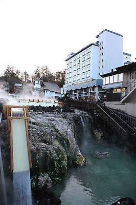 포토 JPG 주간 해외풍경 해외 시설물 건축물 아시아 하늘 호텔 숙소 리조트 사람 풍경 여러명 성인 야외 건물 물 계단 일본 온천 흐름 돌_바위 바위 연기 일본인 군마 온천수 쿠사츠 이바라키 성인만 국내포토 자연요소 외국인 건축 나라 다수 컨셉 동양인 스파 파일형식