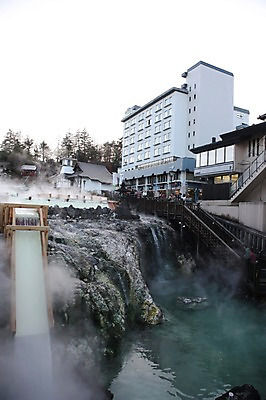 포토 JPG 주간 해외풍경 해외 시설물 건축물 아시아 하늘 호텔 숙소 리조트 사람 풍경 여러명 성인 야외 건물 물 계단 일본 온천 흐름 돌_바위 바위 연기 일본인 군마 온천수 쿠사츠 이바라키 성인만 국내포토 자연요소 외국인 건축 나라 다수 컨셉 동양인 스파 파일형식