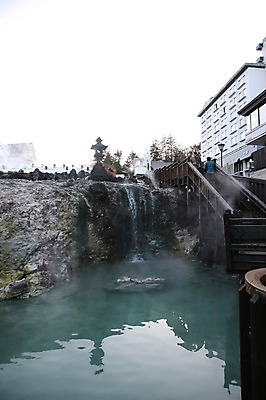 포토 JPG 주간 해외풍경 해외 시설물 건축물 아시아 하늘 호텔 숙소 리조트 사람 풍경 여러명 성인 야외 건물 물 계단 일본 온천 흐름 돌_바위 바위 연기 일본인 군마 온천수 쿠사츠 이바라키 성인만 국내포토 자연요소 외국인 건축 나라 다수 컨셉 동양인 스파 파일형식
