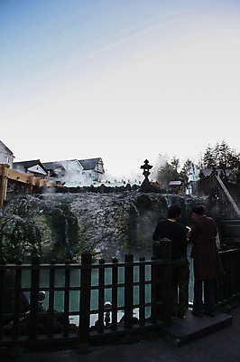 포토 JPG 주간 해외풍경 해외 시설물 건축물 아시아 난간 하늘 사람 풍경 여러명 성인 야외 건물 물 울타리 일본 온천 흐름 돌_바위 바위 일본인 군마 온천수 쿠사츠 이바라키 성인만 국내포토 자연요소 외국인 건축 나라 다수 컨셉 동양인 담장 스파 파일형식