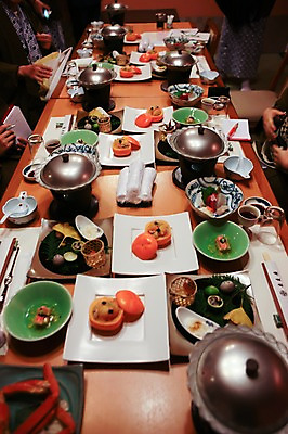 포토 JPG 그릇 식기 접시 음식 백그라운드 과일 젓가락 식탁 탁자 수저 감 요리 근접촬영 여러명 상반신 아웃포커스 신체부위 세트 숟가락 냄비 준비 정식 물수건 앞접시 일본음식 국내포토 뷰포인트 가구 다수 촬영기법 사람 솥 파일형식