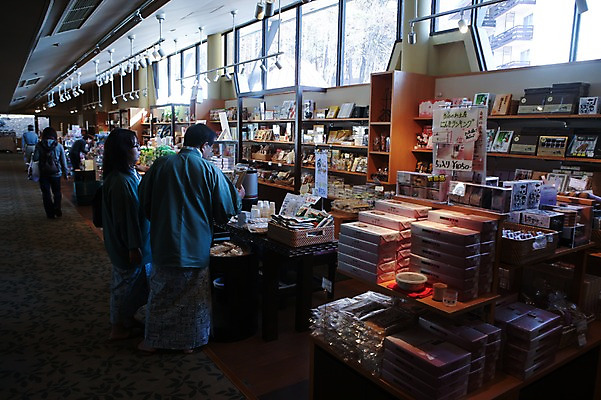 포토 JPG 해외풍경 해외 아시아 음식 포장 실내 사람 풍경 여러명 성인 상점 일본 전시 시장 상품 전통의상 기모노 일본인 군마 선물세트 유카타 이바라키 성인만 국내포토 외국인 전통 나라 다수 선물 동양인 내부 일본전통의상 파일형식