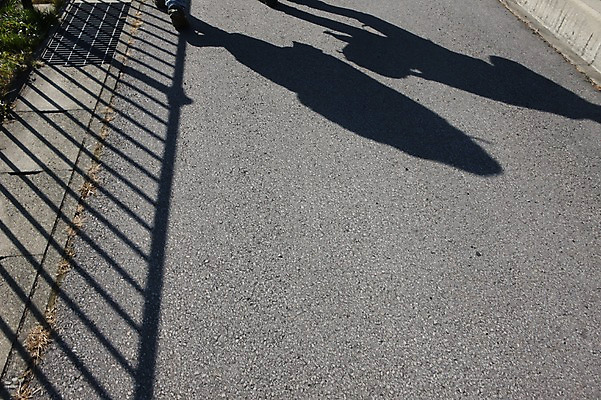 포토 JPG 주간 길 백그라운드 난간 거리 바닥 그림자 사람 야외 두명 울타리 일본 땅 배수구 국내포토 자연요소 아시아 담장 파일형식