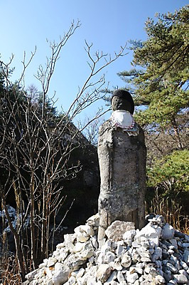 포토 JPG 주간 나무 해외풍경 해외 아시아 종교 일본문화 하늘 산 풍경 사람없음 야외 조각상 쌓기 일본 돌_바위 조약돌 기도 석상 소원 군마 제단 이바라키 국내포토 자연요소 식물 동양문화 나라 외국문화 모션 조형물 파일형식