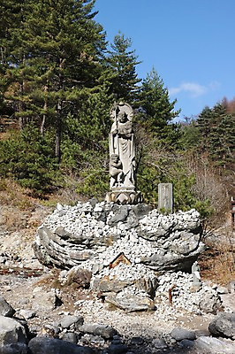 포토 JPG 주간 나무 해외풍경 해외 아시아 종교 일본문화 산 풍경 사람없음 야외 조각상 쌓기 일본 돌_바위 조약돌 기도 석상 소원 군마 제단 이바라키 국내포토 자연요소 식물 동양문화 나라 외국문화 모션 조형물 파일형식