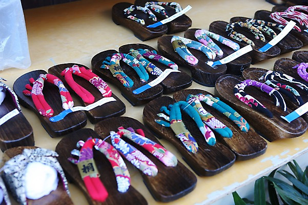 포토 JPG 주간 전통 해외 아시아 생활용품 백그라운드 신발 슬리퍼 종류 사람없음 야외 상점 일본 여러개 전시 다양 시장 상품 쪼리 일본전통 군마 나막신 이바라키 국내포토 자연요소 나라 다수 샌들 오브젝트 파일형식