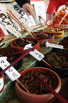 포토 JPG 해외풍경 해외 손 아시아 식재료 젓가락 풍경 아웃포커스 신체부위 일본 전시 항아리 시장 이름표 담기 나물 군마 이바라키 국내포토 나라 채소 모션 촬영기법 수저 사람 도자기 파일형식