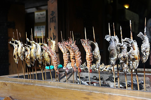 포토 JPG 음식 백그라운드 새우 어류 요리 근접촬영 사람없음 아웃포커스 꼬챙이 꼬치 구이 대하 생선구이 꼬치구이 숯 숯불 숯불구이 왕새우구이 일본음식 국내포토 뷰포인트 주방용품 촬영기법 갑각류 수중동물 생선요리 새우구이 파일형식