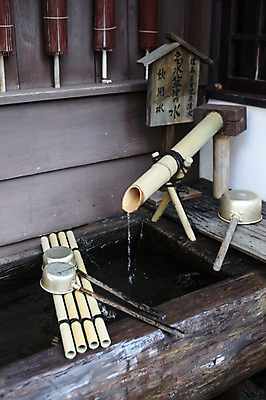 포토 JPG 주간 해외풍경 해외 시설물 아시아 통 풍경 사람없음 야외 물 일본 온천 팻말 떨어짐 연결 대나무 파이프 웅덩이 관 바가지 군마 이바라키 국내포토 자연요소 나무 건축물 나라 컨셉 프레임 스파 파일형식