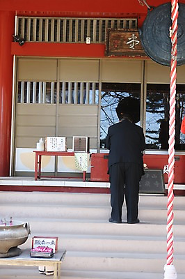 포토 JPG 주간 해외풍경 해외 남자 아시아 종교 문화 일본문화 한명 사람 풍경 성인 야외 뒷모습 계단 일본 기도 사찰 일본인 소원 군마 제단 이바라키 신사_일본건축 남자만 남자한명만 성인남자만 성인만 국내포토 자연요소 외국인 1 동양문화 나라 뷰포인트 외국문화 종교건축 동양인 일본건축 파일형식